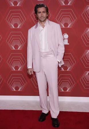 Son un esmoquin rosa claro, Jake Gyllenhaal se llevó parte de las miradas a lo largo de la velada