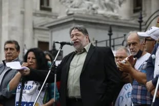 Claudio Lozano, en un acto en el que habló contra el acuerdo con el FMI en las puertas del Congreso
