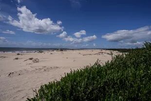 Vista hacia el mar desde los medanos donde se encontro el cadaver de la Lola Chomnalez, Aguas Dulces, Uruguay, el 2 de enero de 2015
