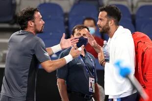 El italiano Salvatore Caruso (derecha, hablando con Fabio Fognini) será el reemplazante de Djokovic en el cuadro principal de Australia.