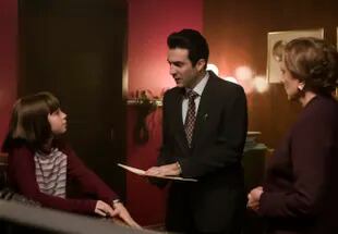 En el capítulo siete de la segunda temporada de la serie de Netflix, Luis Miguel intenta engañar a su abuela