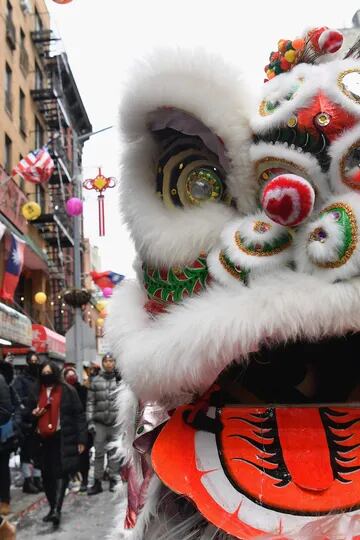 La gente celebra el feriado del Año Nuevo Lunar en Chinatown el 12 de febrero de 2021 en la ciudad de Nueva York