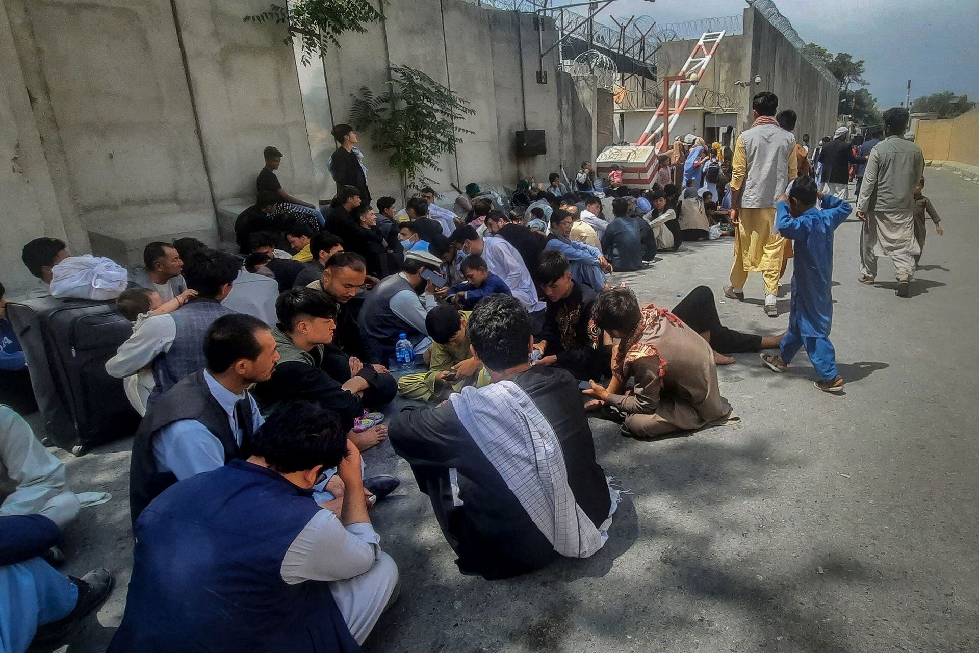 Los afganos intentan encontrar la manera de huir de su país tras la llegada de los talibanes, mientras algunos van hasta las fronteras otros se acercan a las embajada para conseguir visas
