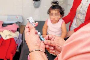 Más de un millón de niños y adolescentes quedarían por año sin las vacunas al día