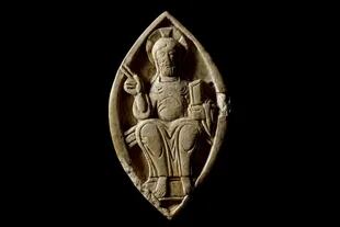 La lista de tesoros de la catedral de Canterbury de 1321 dice que en el centro de la encuadernación del salterio había "una majestad de marfil sosteniendo un libro". Una "majestad" se refiere a una figura de Cristo en un trono