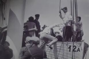 Los pasajeros suben a los botes salvavidas del Monte Cervantes, que chocó contra una roca el 22 de enero de 1930