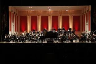 Imponente imagen del escenario del Colón con Argerich y la Orquesta Filarmónica dirigida por Charles Dutoit