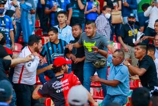 Aficionados del Querétaro y del Atlas riñen durante un partido de la Liga MX