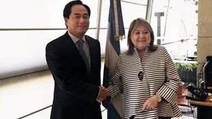 Malcorra con el embajador chino, Yang Wanming, en una reunión a principios de año