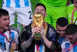 Lionel Messi, en la premiación de Qatar 2022, con la Copa del Mundo original
