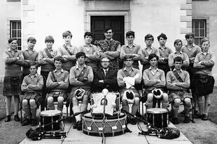 Luca (el último de abajo, a la derecha) en Gordonstoun, el colegio pupilo al que fue en Escocia. Se escapó antes de terminar quinto año