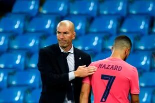 El gesto paternalista de Zinedine Zidane con Eden Hazard, el 7 de Real Madrid que nunca fue bravo desde que llegó y que el club ahora piensa en vender.