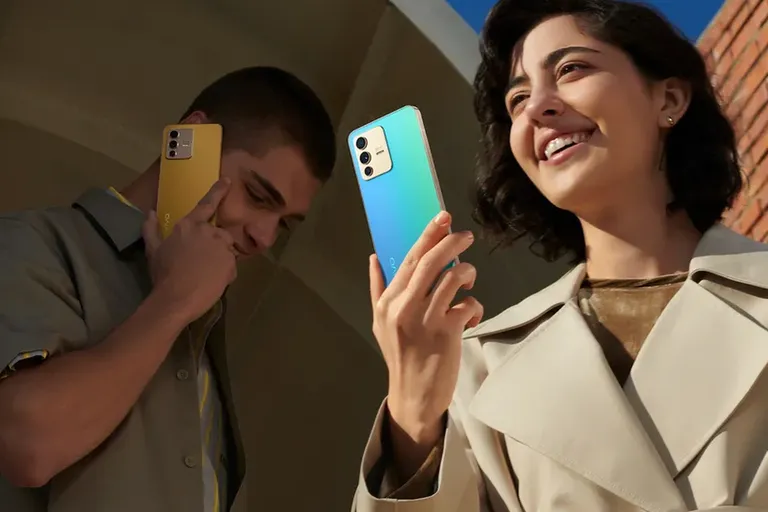 El Vivo V23 Pro es un smartphone con una cubierta muy particular: cuando está al sol cambia del dorado a un azul verdoso