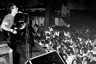 Gustavo Cerati con Soda Stereo, en una presentación en 1984