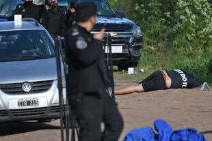 Esta mañana encontraron dos cuerpos en un camino rural, en la zona oeste de Rosario, con heridas de armas de fuego, junto a un vehículo