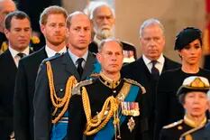 Salvas de cañón, lágrimas y los signos de tensión que la familia real no logra ocultar en la emotiva procesión de Isabel II
