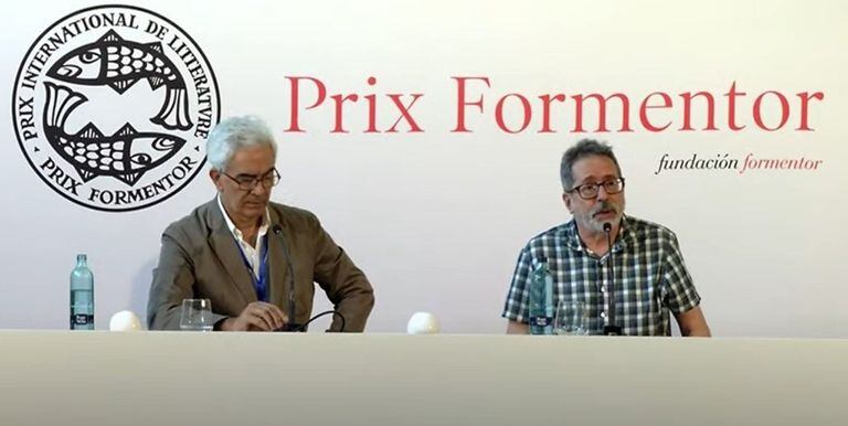 César Aira, ganador del Premio Formentor 2021, ofrece una rueda de prensa en Sevilla, junto con el presidente de la Fundación Formentor, Basilio Baltasar. CULTURA FUNDACIÓN FORMENTOR