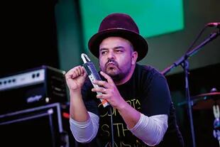 Líder del proyecto Instituto Mexicano del Sonido, despliega pop electrónico, música tradicional, hip-hop y otros sonidos