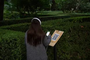 La instalación sonora de Gaby Blanco invita a detenerse en distintos puntos del jardín andaluz; se puede acceder a la obra escaneando con el celular códigos QR que direccionan a audios