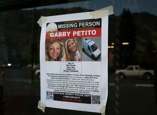 Esta fotografía del jueves 16 de septiembre de 2021 se muestra un letrero de persona desaparecida en Jakson, Wyoming, en busca de Gabby Petito, de 22 años. (AP Foto/Amber Baesler)