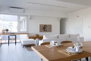 El nuevo piso de porcelanato símil madera blanca ‘Ecowood’ (Ilva) favorece el rebote de la luz natural.