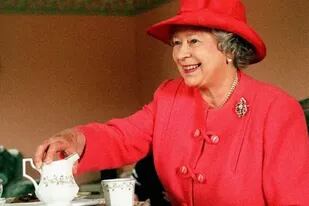 Cómo surgió la “hora del té”, una de las costumbres preferidas de Isabel II