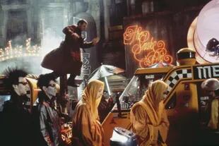 Una imagen del film donde Rick Deckard (Harrison Ford) persigue a la replicante Zhora por las calles de Los Ángeles (Photo by Warner Bros./Archive Photos/Getty Images)