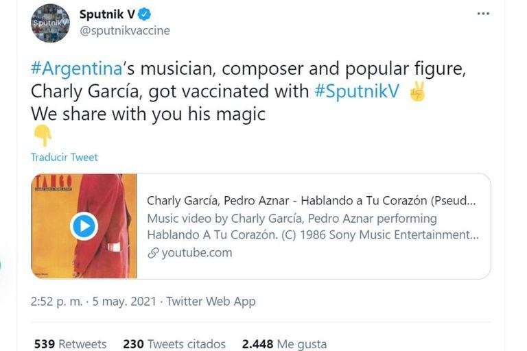 La noticia de la vacunación de Charly García fue dada por la cuenta oficial de la vacuna Sputnik esta tarde, junto a un video del músico