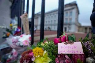Flores y un mensaje se ven fuera del Palacio de Buckingham, en la parte trasera, en Londres, el viernes 9 de septiembre de 2022.