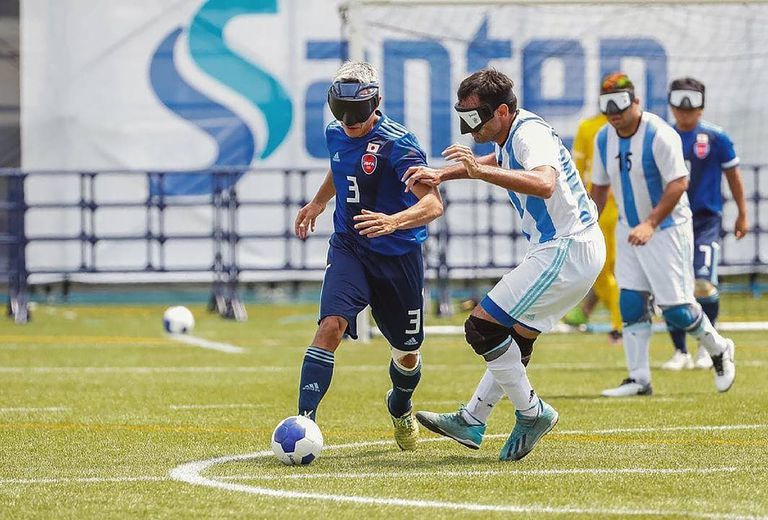 El selecionado argentino de fútbol para ciegos debutará el 29 de agosto frente a Marruecos. Luego, jugarán ante España y Tailandia. Buscará hacer de su aguerrido estilo defensivo, una fortaleza para obtener el añorado oro