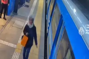 Dos menores corrían para tomar el tren con su madre, pero ella no llegó a subir y las perdió
