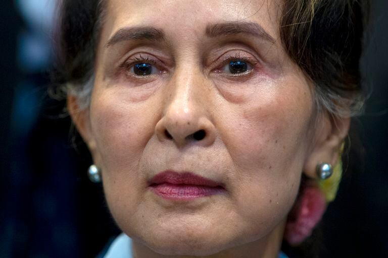 La líder de Myanmar, Aung San Suu Kyi, espera a dirigirse a los jueces de la Corte Penal Internacional en el segundo de tres días de vistas en La Haya, Holanda, el 11 de diciembre de 2019
