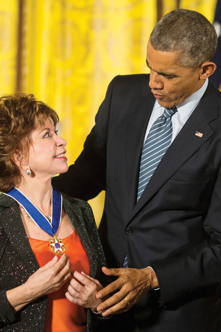 El presidente Barack Obama le entrega la Medalla de la Libertad, en 2014; Allende vive en EE.UU. hace más de 30 años