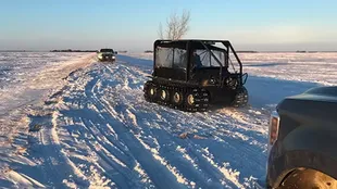 La policía usó motos de nieve y vehículos todo terreno para navegar en la nieve profunda.