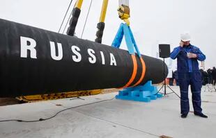 Archivo - Un obrero ruso habla por celular durante una ceremonia que marcó el inicio de la construcción del gasoducto Nord Stream en la bahía de Portovaya, el 9 de abril de 2010 a unos 170 km (106 millas) al noroeste de San Petersburgo, Rusia. (AP Foto/Dmitry Lovetsky, Archivo)