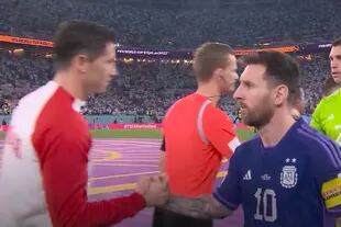 Messi se saluda con Lewadowski