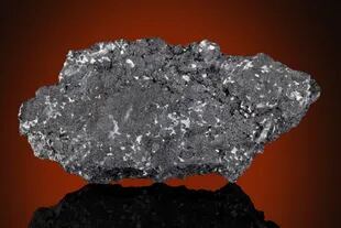 Este raro meteorito marciano de 611 gramos fue lanzado al espacio luego del enérgico impacto de un asteroide