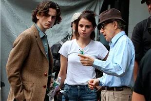 Timothée Chalamet y Selena Gomez reciben instrucciones de Woody Allen en el rodaje de Un día lluvioso en Nueva York