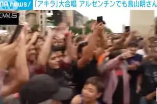 La televisión japonesa, impactada ante el homenaje en el Obelisco al creador de Dragon Ball