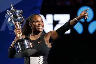 Serena Williams con el último trofeo de Grand Slam que ganó: en Australia 2017