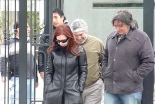 Cristina Kirchner, Lázaro Báez y Máximo Kirchner salen del mausoleo de Néstor Kirchner en Río Gallegos. Foto: Pancho Muñoz - OPI Santa Cruz