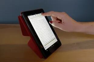 Los libros digitales, en general disponibles como ePub o PDF, sirven para leer en tabletas, teléfonos y lectores tipo Kindle