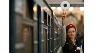 El controlador de la plataforma señala que el tren puede salir en la estación de metro Komsomolskaya en Moscú, Rusia