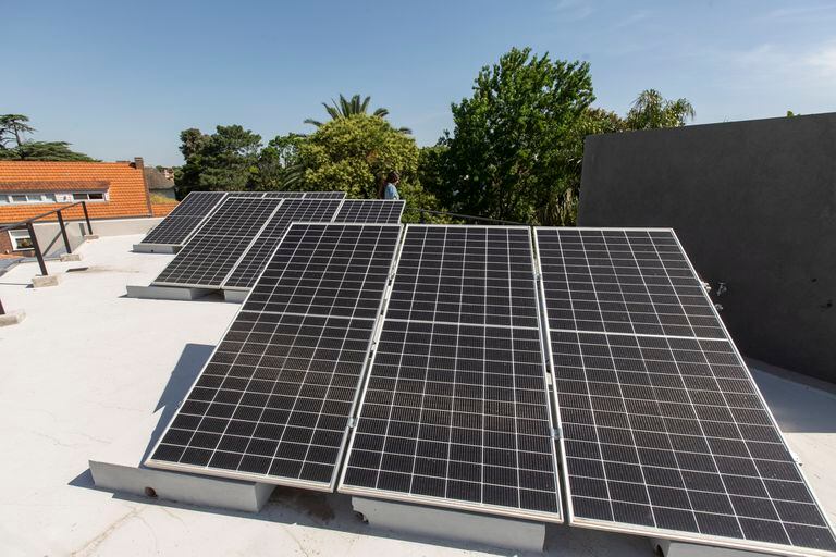 Los paneles solares proveen energía para los consumos básicos de la casa