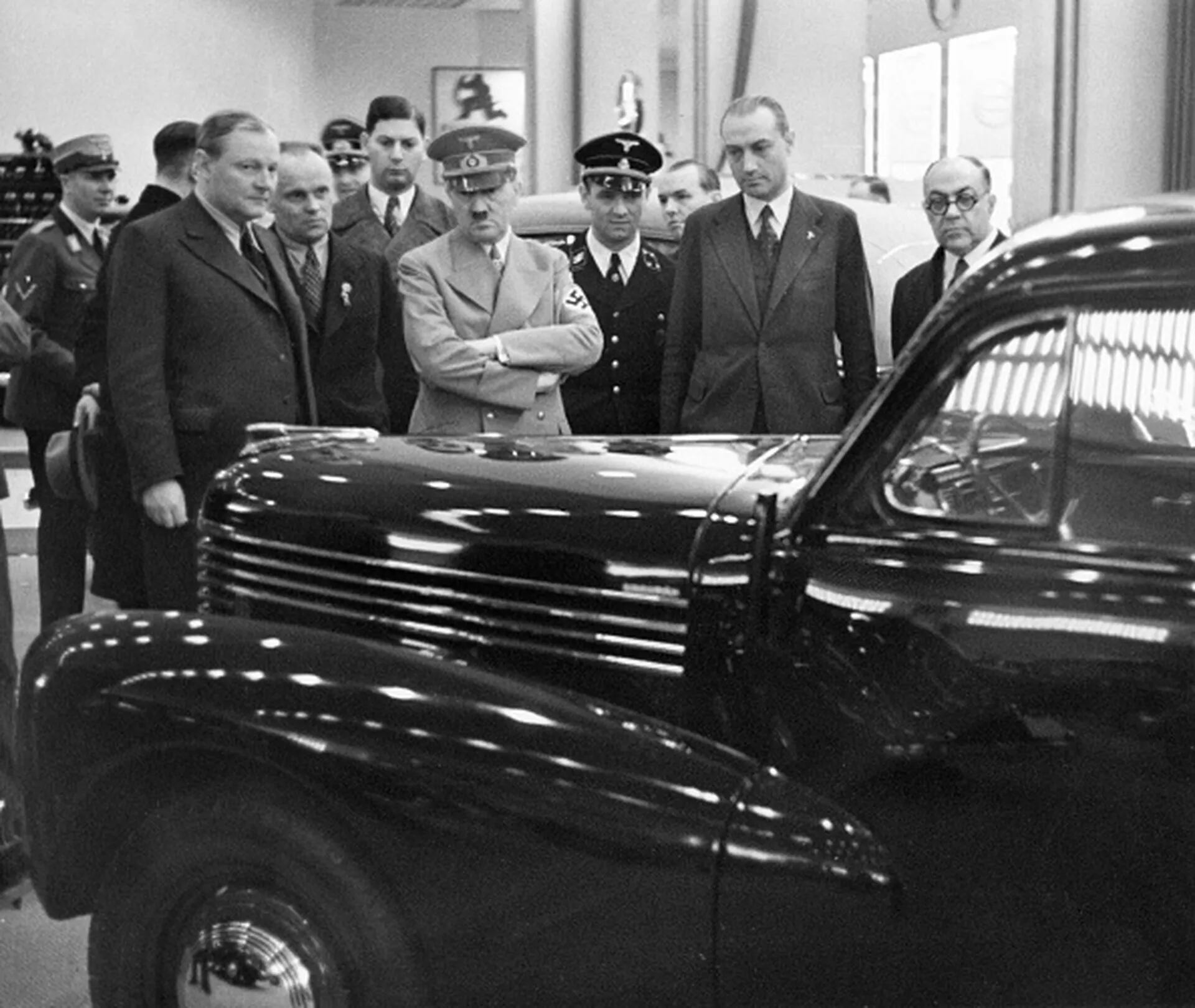 Jakob Werlin (izquierda) se convirtió en confidente de Hitler y en su asesor en todo lo relacionado con automotores. Él fue quien llevó la inquietud de 