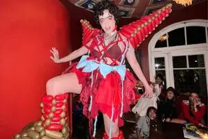 Quién es Miranda Lorenzo, la tiktoker que se volvió viral por sus extravagantes looks con globos y peluches