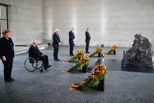 La canciller alemana, Angela Merkel, el presidente alemán Frank-Walter Steinmeier y otros funcionarios asisten a una ceremonia de colocación de coronas de flores para conmemorar el 75 aniversario del fin de la Segunda Guerra Mundial, en el Neue Wache Memorial en Berlín, Alemania, el 8 de mayo de 202