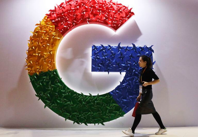 En esta imagen de archivo, una mujer pasa por delante del logo de Google en la Feria Internacional de Importaciones de China, en Shanghái, el 5 de noviembre de 2018. (AP Foto/Ng Han Guan, archivo)