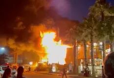 Un voraz incendio en Manantiales arrasó un comercio y causó pánico