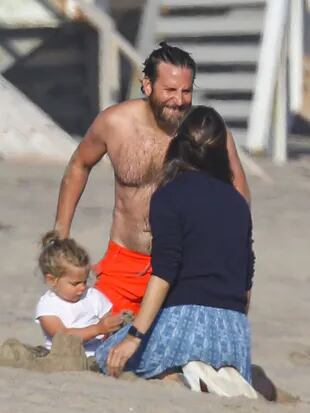 Cooper, Garner y la pequeña Lea De Seine, fruto de la relación del actor con la modelo Irina Shayk, disfrutando de un día de playa en Malibu
